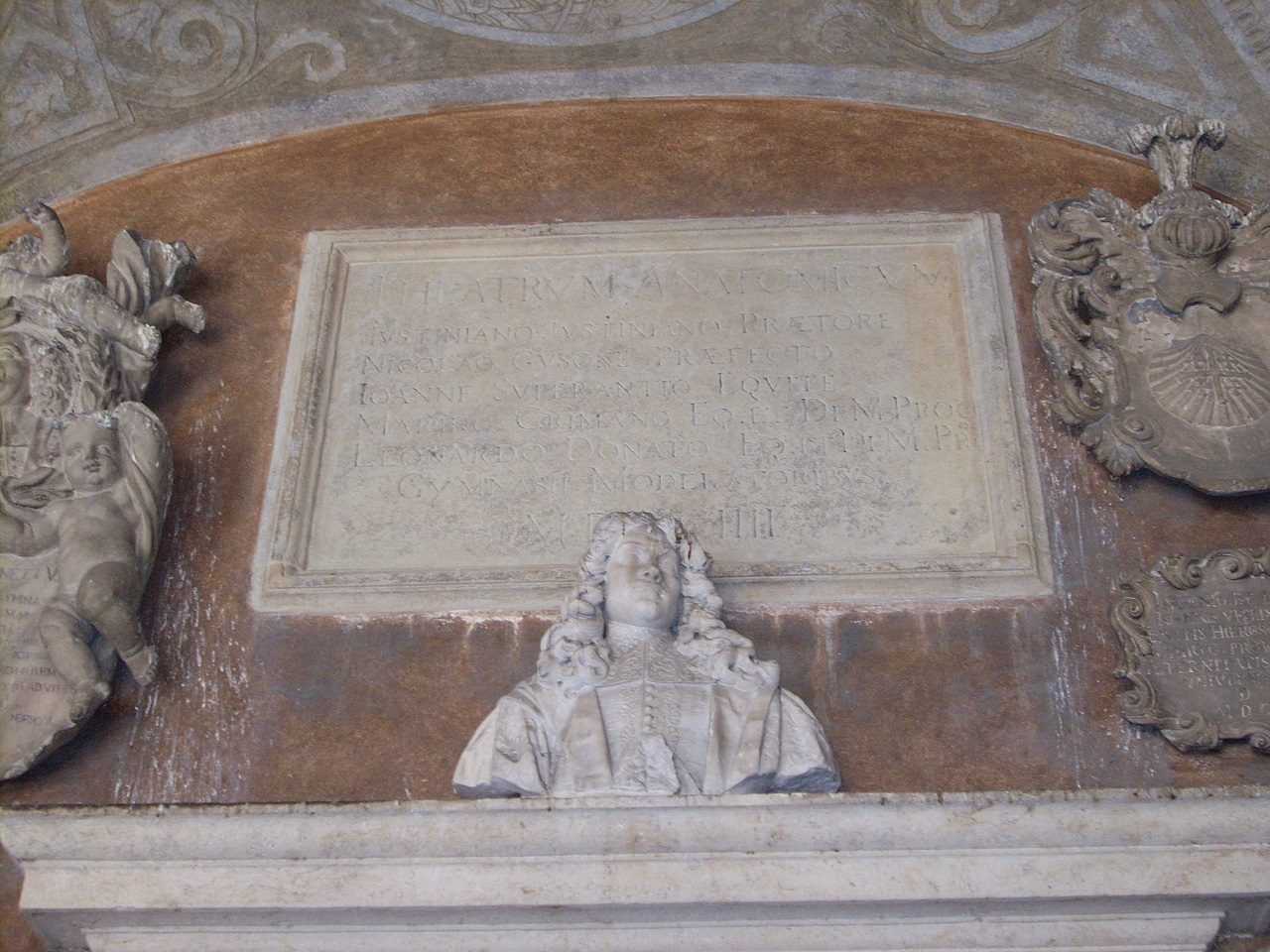 Anatomical theatre entrance, Palazzo Bo, Padua (6).JPG